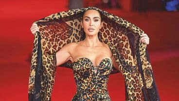 Kim Kardashian impactó en Roma con un vestido vintage de Saint Laurent y un look animal print