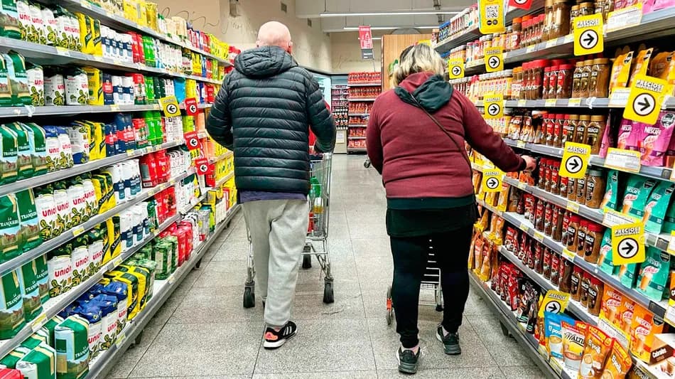 Por los aumentos del Gobierno de los servicios públicos, Milei incumplió su promesa con la inflación