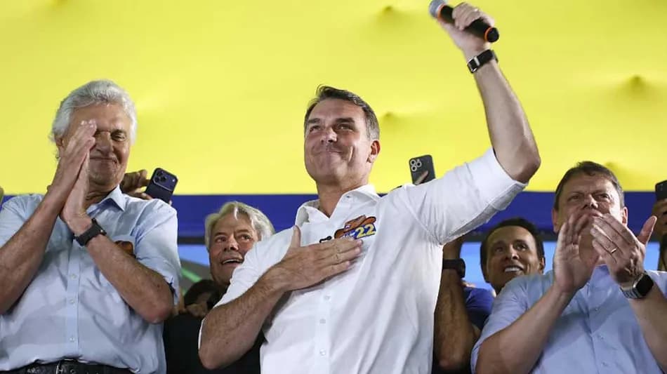 Flávio Bolsonaro suma apoyos políticos y lidera los primeros sondeo para el balotaje en Brasil