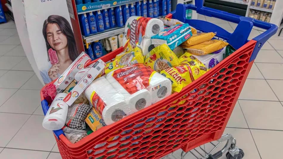 Por salarios deprimidos, caen 15% las ventas de los súper en la era Milei