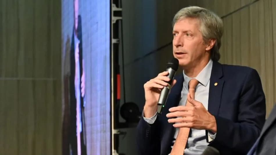 Santiago Bausili sostiene el status quo y advierte que persisten los riesgos para levantar el cepo a las empresas
