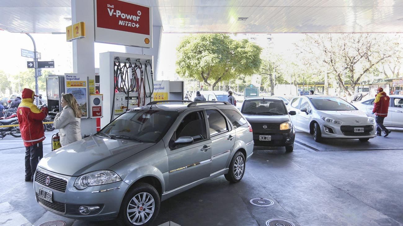 Hay un desfase del 30% en el precio de los combustibles y habría un aumento en diciembre