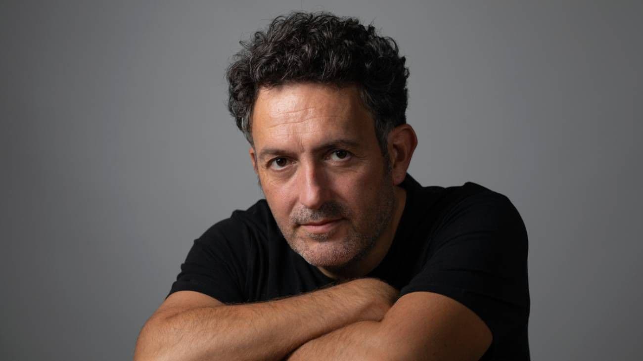 Mikel Santiago: “Cuando escribo voy con la cámara al hombro”