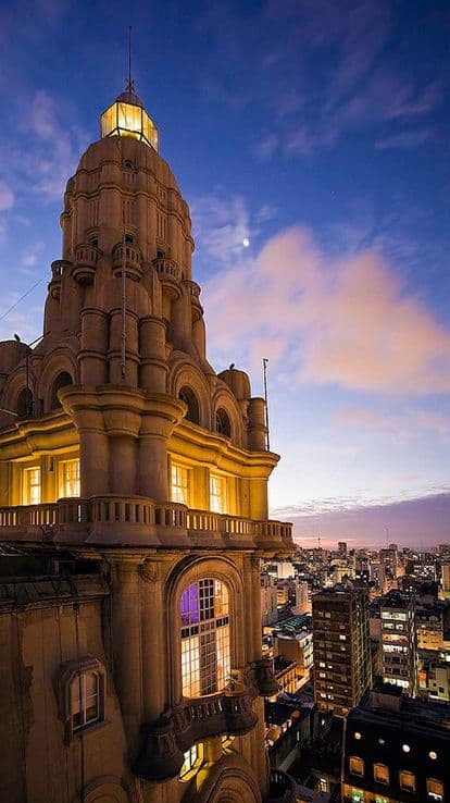 Barolo, el palacio que quiso llegar al cielo