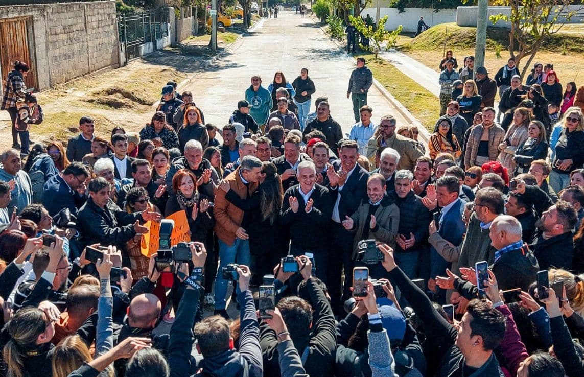 Llaryora y Passerini habilitaron obras en El Quebracho con una foto repleta de anotados para la intendencia