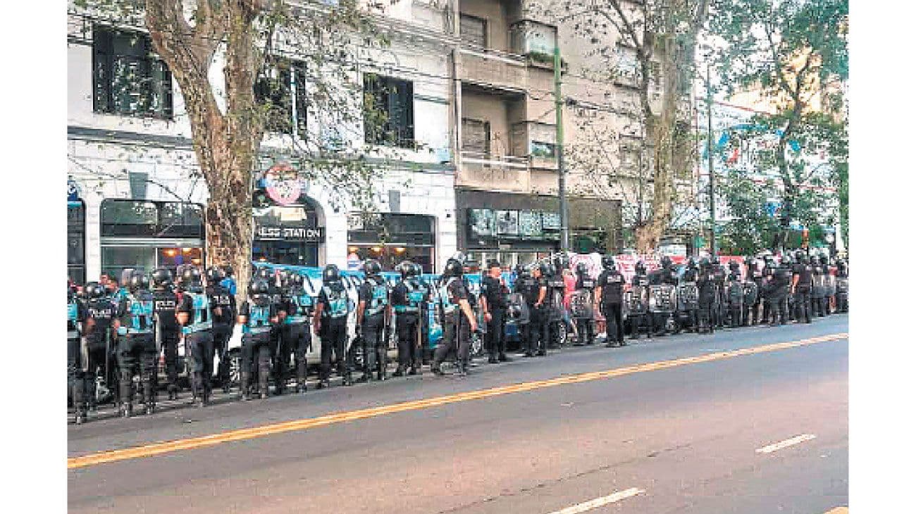 El protocolo antipiquete ahora se aplica en las canchas: una vía libre para los excesos policiales