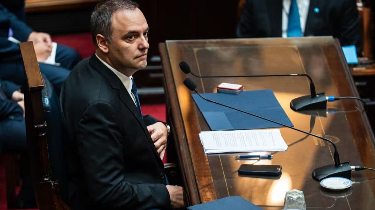Adorni en el Congreso: defensa judicial y una "puesta en escena" con respaldo presidencial