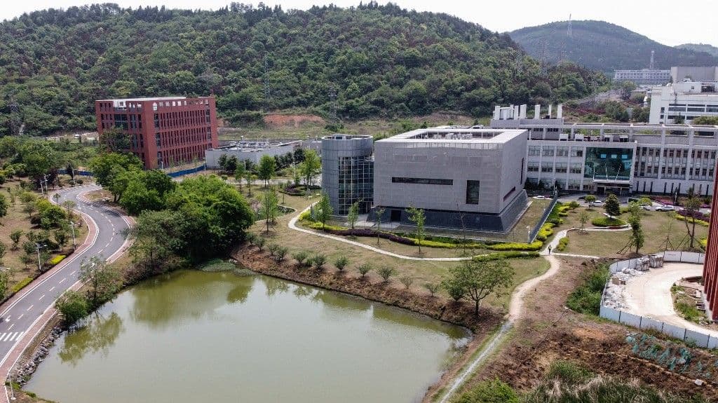 Por qué Estados Unidos acusa a China de haber iniciado una guerra biológica