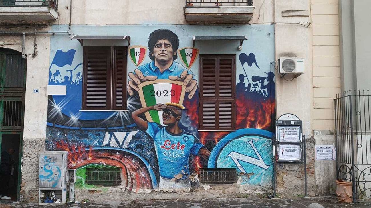 La Asociación Italo Argentinos homenajeó a Diego Maradona a cuatro años de su muerte y mostró su veneración en las calles de Nápoles