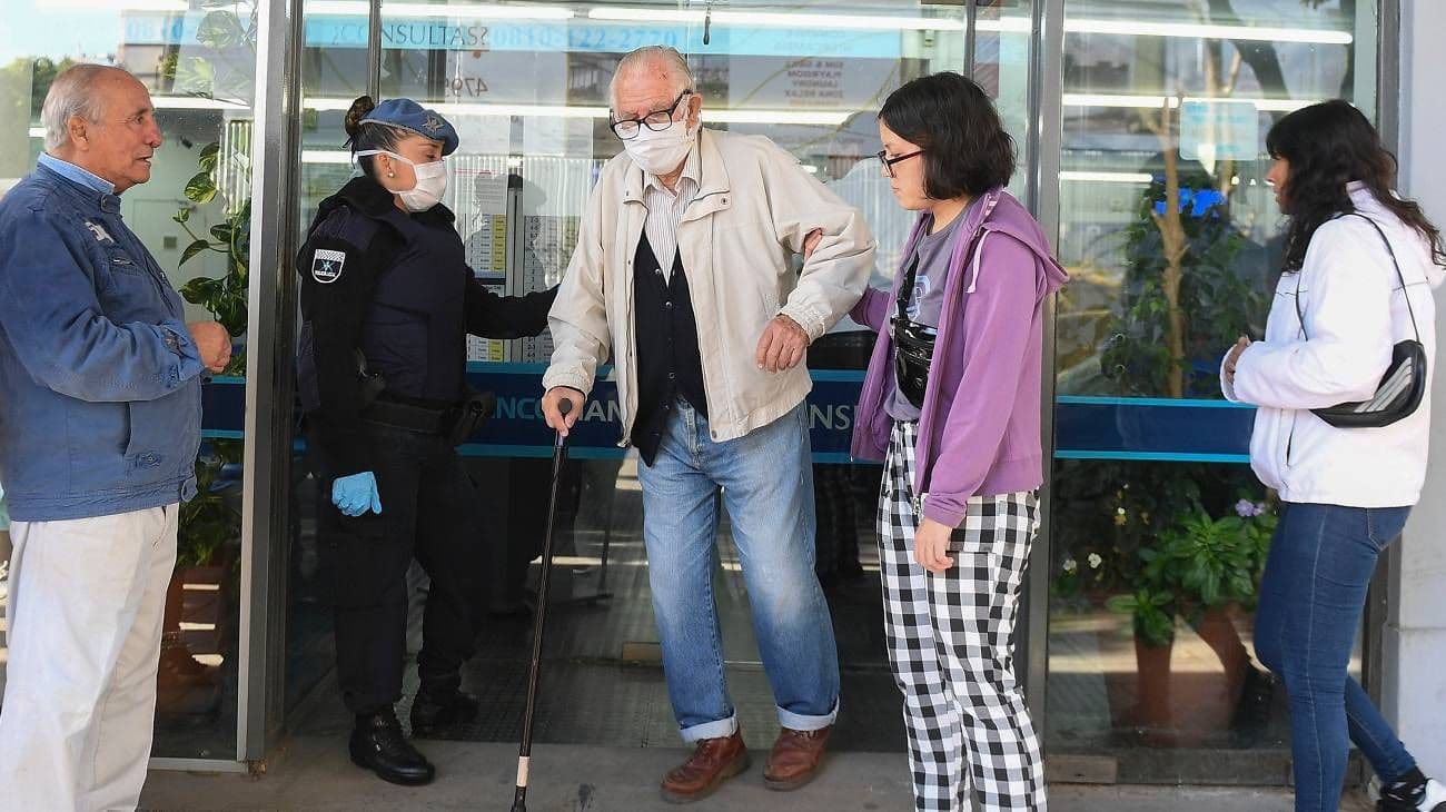 Jubilados sin cuarentena: el hilo se corta por lo más fino