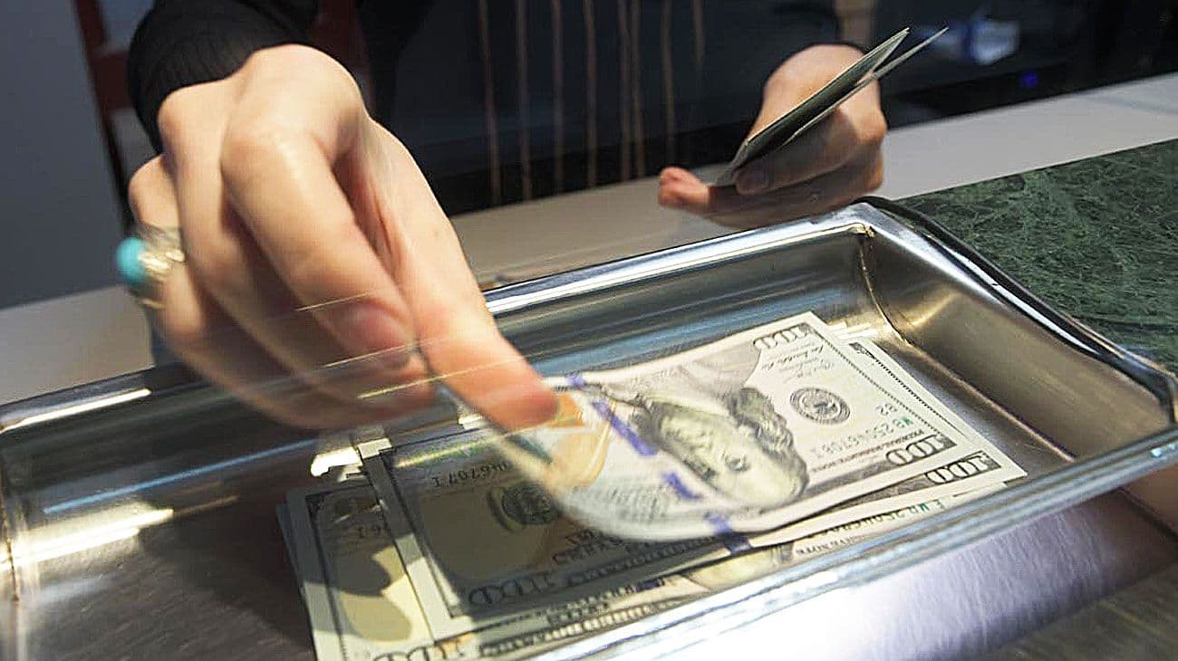 Nada de poliamor: la sociedad argentina es fiel al dólar