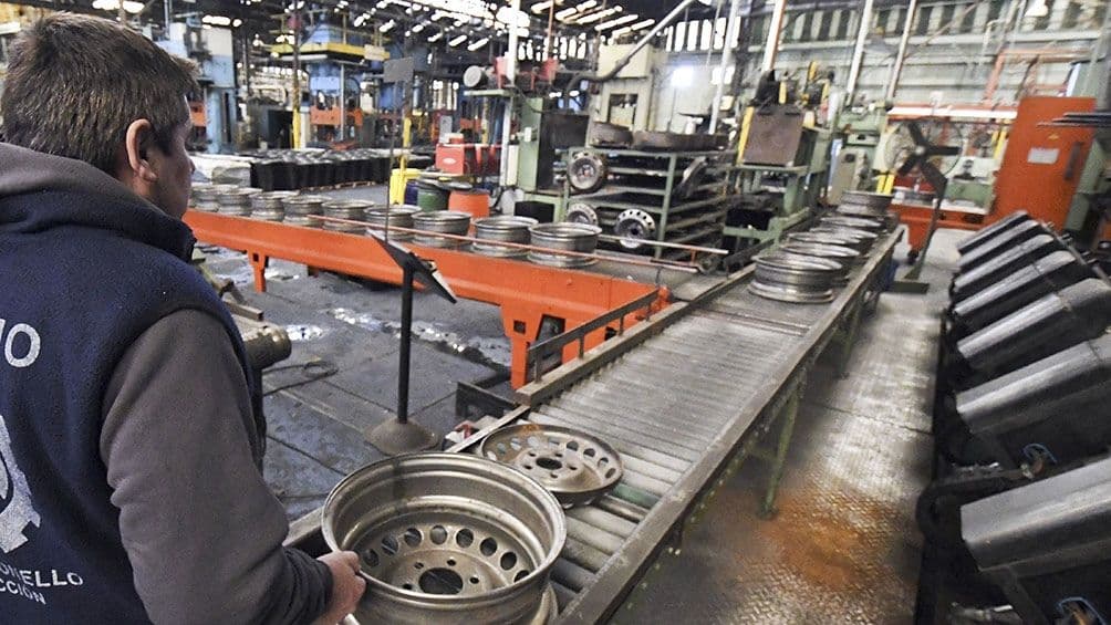 Por las mayores restricciones, la actividad industrial cayó en mayo 5% contra abril