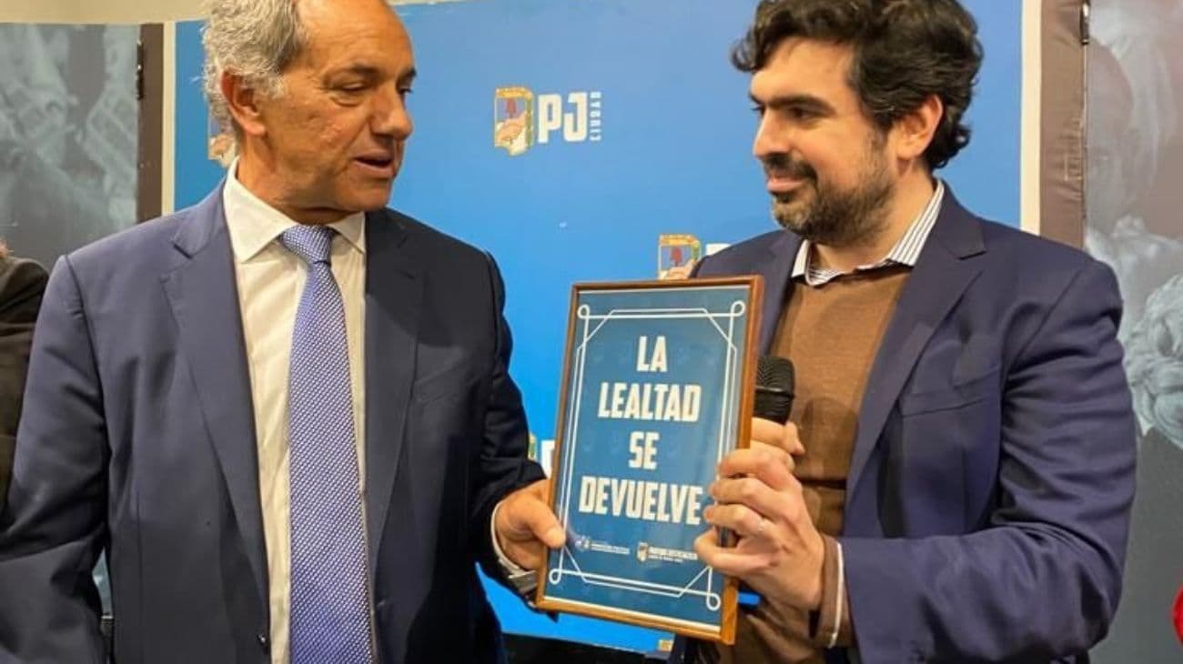 Los últimos días de Scioli en Argentina: mudanza y acto homenaje
