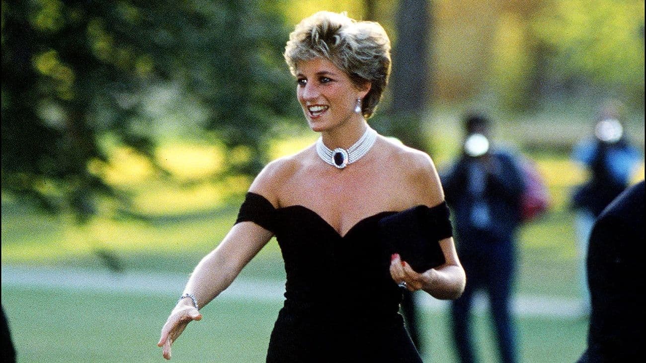 El día en que Lady Di se convirtió en el cisne negro: su inmortal "vestido de la venganza"