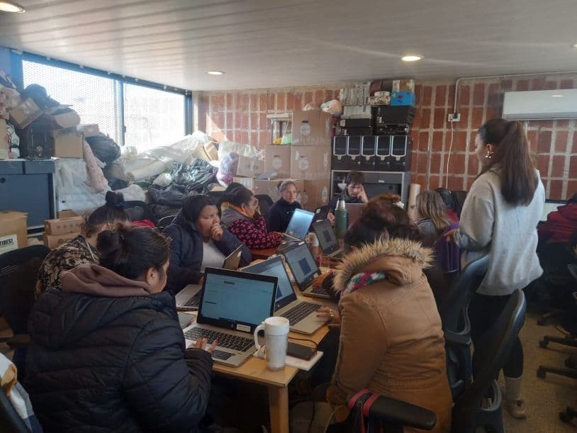 El laboratorio digital de MeT y Las Omas, un proyecto para reducir la brecha digital que se quiere replicar en la provincia