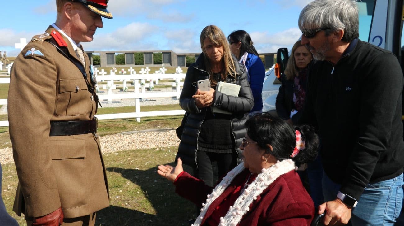 La emocionante historia de la madre de un caído en Malvinas que pudo por fin conocer la tumba de su hijo