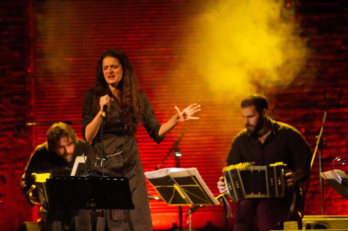 Julieta Laso presentó “Cabeza negra” en el Xirgu convirtiendo la noche en una verdadera misa pagana