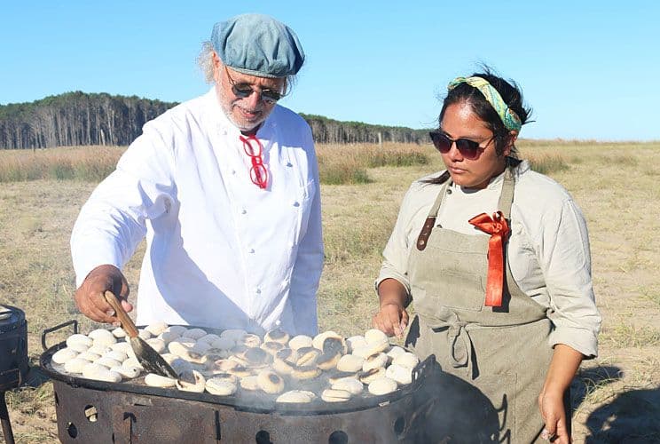 Francis Mallmann cocinó una parrillada gourmet para celebridades y empresarios